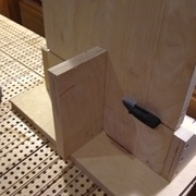 Vue arrière et retourné, ce qui pourrait être un atout pour placer rapidement la pièce affleurente au plateau