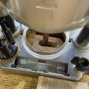 Mortaise pour accueillir les tenons des traverses: profondeur 3 cm