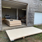 Une des 3 grandes portes qui seront doublées par des fenêtres. Celle-ci servira au passage des gros volumes.