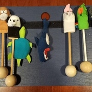 Rangement des marionnettes collées avec du velcro sur la trappe de dessous de scène