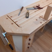 Serré directement dans les mors