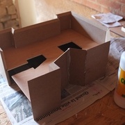 Les pièces sont collées les unes après les autres, sans serrage particulier.