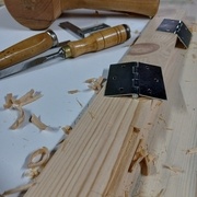 Les deux charnières sont incrustées dans le cadre, support de la scie