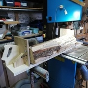 Sciage à la scie à ruban sécurisé par un berceau de sciage