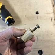 Le téton et la vis (qui devrait être vissée de l'autre côté, pas du côté de l'insert)