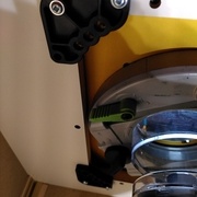 2 vis de fixation au-lieu de 3 à chaque angle