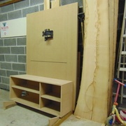 deux étagères réglables, une rainure pour recevoir la tablette en verre. Trou sur le coté du caissopour l'arrivée du courant.