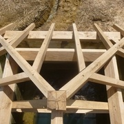 fig 8 arbalétriers d arêtiers  avec pannes en liernes et délardements au niveau des chevrons http://catodon.com/charpente-bois-aretier/