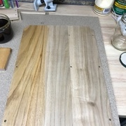 Application du vernis gomme laque superior sur le fond.