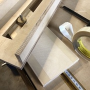 Les deux bandes de scotch au niveau du pivot  (il y en a aussi sous la défonceuse)