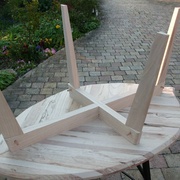 Collage à mi-bois des deux traverses en croix sous le plateau et chevillage à la tire des pieds