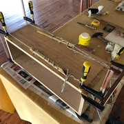 4 serre-joints, toute ma richesse locale. Heureusement, il reste les cordes avec tourniquet pour remplacer les sangles !