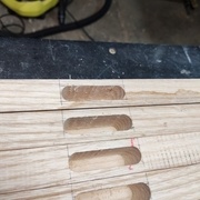 La traverse du milieu de la porte est assemblée à tenon mortaise.