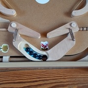 Les flips sont poussés par un tourillon terminé par une perle plate qui fait office de bouton