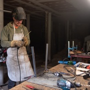 Un ami est venu prêter main forte dans l'atelier métal (pas aussi bien fourni que l'atelier bois !)