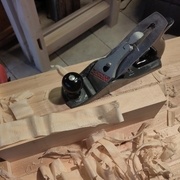 Réglage du rabot sur une chutte. Ça fait du beau copeau.