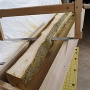 Découpe avec la scie à cadre, lame à refendre fixée dessous