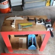 Une oeuvre en cours : un avion... avec les chutes de l'atelier...