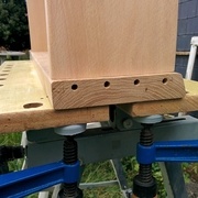 Perçage du plateau et des pieds, solidement maintenus en place par des serre-joints.