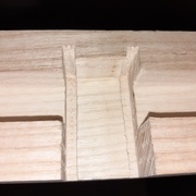 Détail d'une demi-gorge de vis et de logement de l'écrou et des plaques d'acier