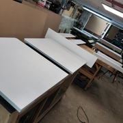 1 couche d'apprêt, 2 couches de blanc et 2 couches de vernis. Tout au rouleau laqueur. C'est long et fastidieux.