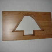 Gabarit avant passage à travers avec la fraise guidée par la bague sur le pourtour