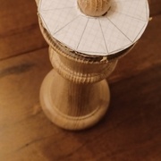 Un rapporteur en carton pour diviser la couronne