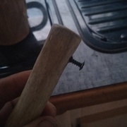 Décapsuleur : un morceau de bois et une vis.