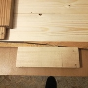 Les deux cales triangulaires permettent de serrer le panneau