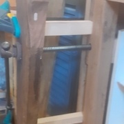 système plus rigide, guidé par les traverses hautes et basses, et ajout de "glissères" de chaque côté en bas pour bien garder l'axe.