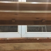 des petits taquets sont fixés sur la face inférieure du plateau et rentrent dans des mortaises sur les montants