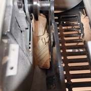 Ca bouchonne dans la zone d'évacuation de sciure de la scie sous table !