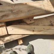 On sécurise la position des arba à l'aide de vis de charpente. On y mettre ensuite des chevilles bois une fois la ferme assemblée.