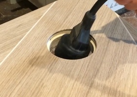 Le petit passe câbles en bois