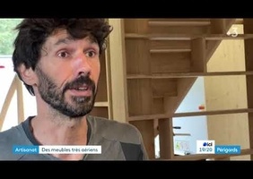 Ce virtuose du ciseau à bois donne naissance à des meubles qui sont des œuvres d'art