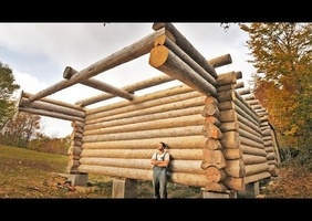 Un type qui fait une sorte de maison tout seul...