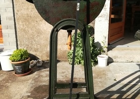 Meule naturelle à eau, installation d'une transmission à pédale