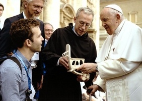 Un fauteuil roulant avec du bois de Notre Dame de Paris
