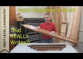 Un crayon de menuisier géant... qui ÉCRIT.