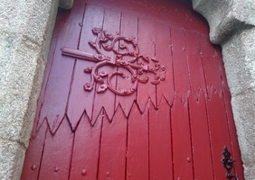Des portes étonnantes sur une église
