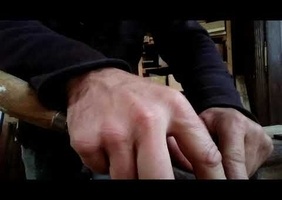 Affûtage d'un vieux ciseaux.