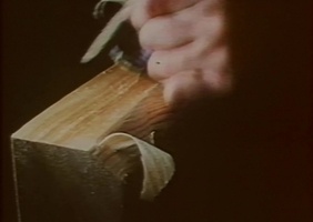 Une publicité de Black & Decker dévalorisant l'outil manuel