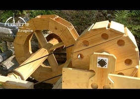 Construction artisanale d'une roue à aubes par Max Egorov (Saint Petersbourg)