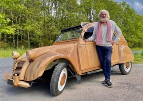 La 2CV en bois est à vendre!