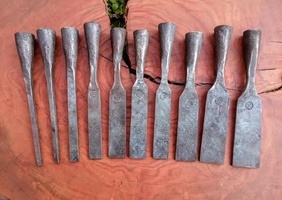 Un forgeron qui réalise de superbes ciseaux à bois