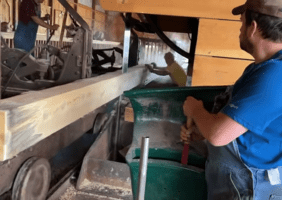 Scierie fonctionnant à la vapeur