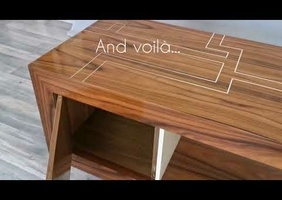 Un mécanisme secret sur une table basse