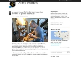 Des guitares électriques avec de vieux meubles