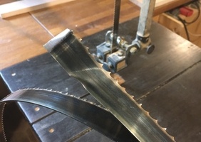 Détendez vos lames de scie à ruban quand vous ne les utilisez pas...