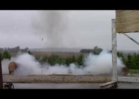 Diviser un tronc à l'explosif ...